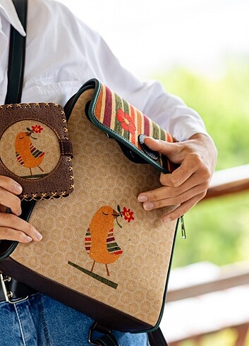 Beden camel Renk Kuş Desenli Kapakli Sırt çantasi