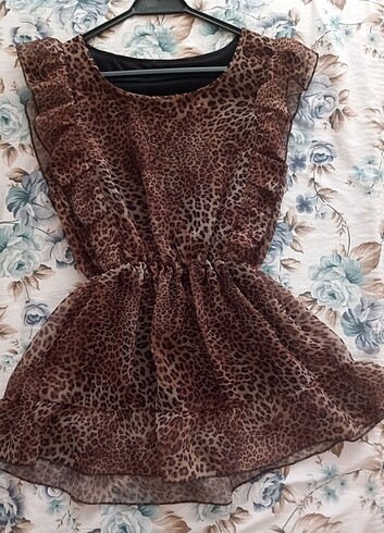 Sıfır kollu leopar desenli fırfırlı bluz 