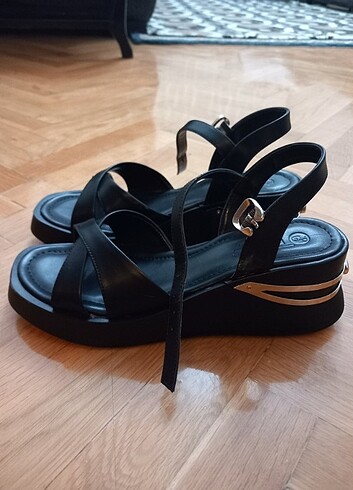 Diğer Dolgun topuk sandalet