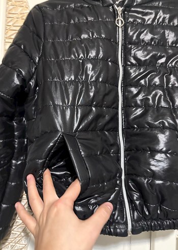 Siyah Kapüşonlu Mini Fermuarlı Kadın Mont - Görsel 4