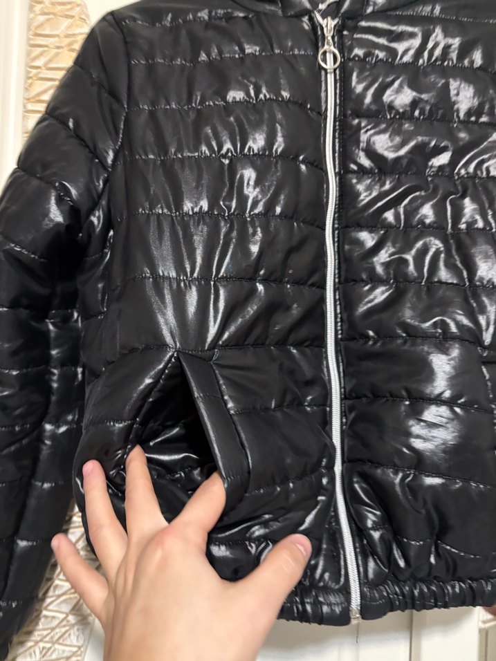 Siyah Kapüşonlu Mini Fermuarlı Kadın Mont - Görsel 4