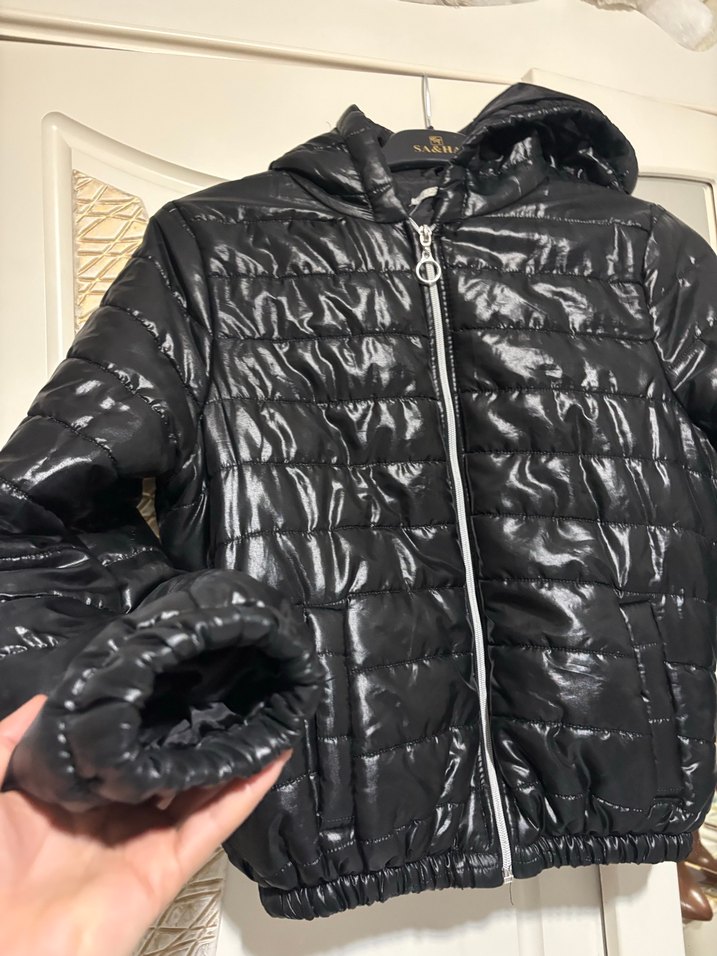 Siyah Kapüşonlu Mini Fermuarlı Kadın Mont - Görsel 3