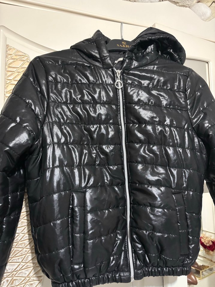 Siyah Kapüşonlu Mini Fermuarlı Kadın Mont - Görsel 2