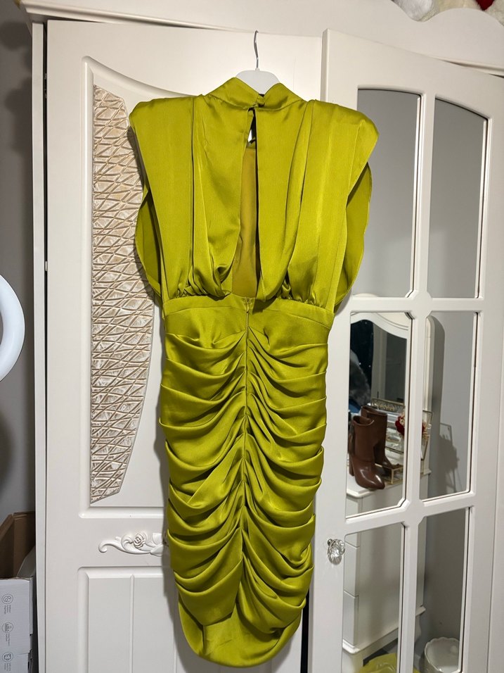 Sarı Parlak Drapeli Uzun Abiye Elbise - Görsel 4