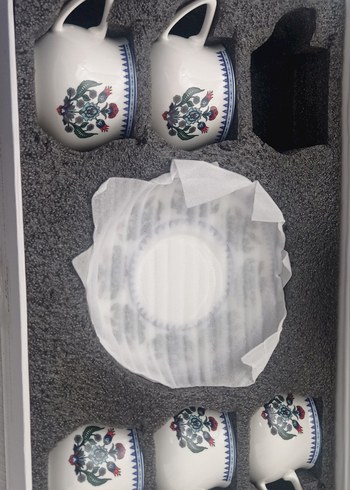 Çiçek Desenli Beyaz Fincan ve Tabakmarka karaca - Görsel 4