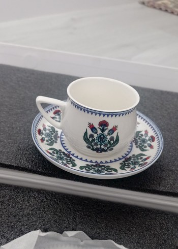 Çiçek Desenli Beyaz Fincan ve Tabakmarka karaca - Görsel 3