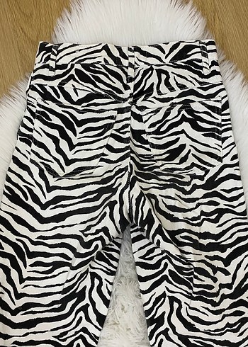 32 Beden beyaz Renk Zebra Desenli Pantolon