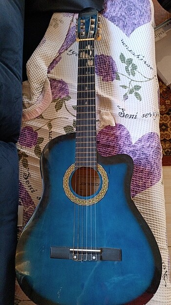 Büyük boy kesik kasa klasik Gitar 