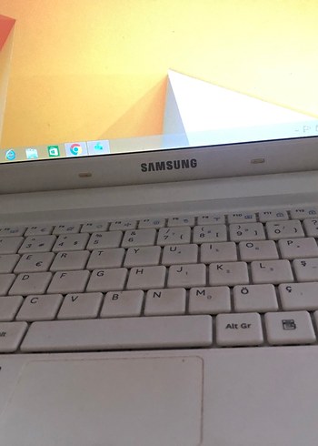 Beyaz Samsung Laptop - Görsel 2