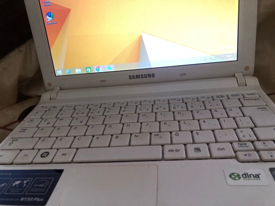 Beyaz Samsung Laptop - Görsel 2