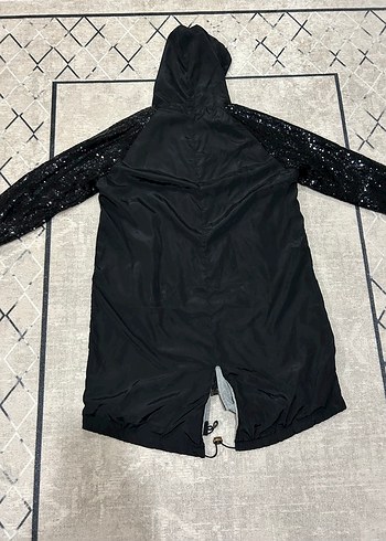 Siyah Kapüşonlu Uzun Yağmurluk - Görsel 2