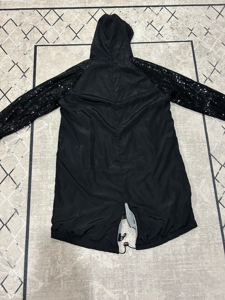 Siyah Kapüşonlu Uzun Yağmurluk - Görsel 2