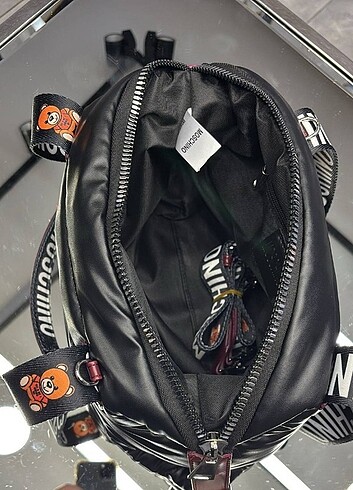 Moschino Moschıno marka çanta seri numaralı ve etiketlidir