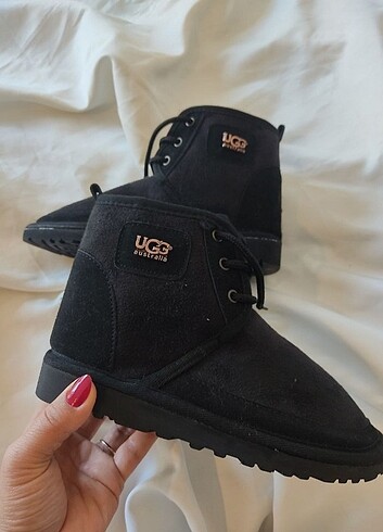 36 Beden Ugg bağcıklı siyah bot