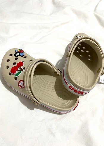 28 Beden Crocs çocuk bej terlik