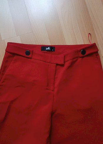 Kadın Kırmızı Düğmeli Midi Kumaş Pantolon