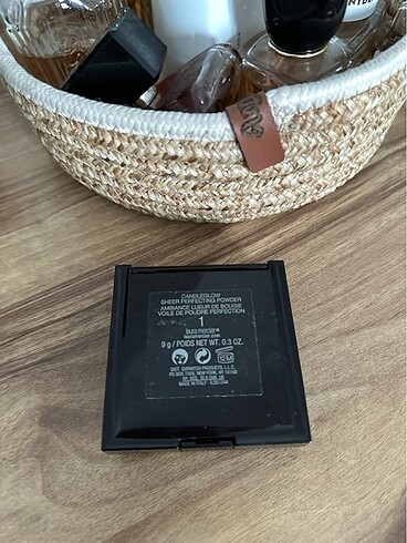 Beden Laura Mercier candleglow sheer perfecting pudra