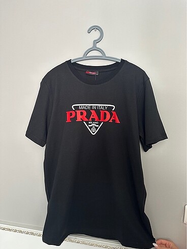 Siyah prada tişört