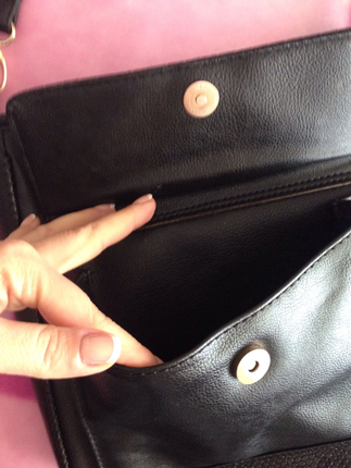 l Beden Siyah deri kol çantası gerçek deridir.