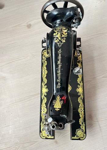 Siyah ve Sarı Antika Dikiş Makinesi - Görsel 5