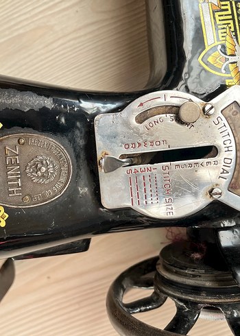 Siyah ve Sarı Antika Dikiş Makinesi - Görsel 3