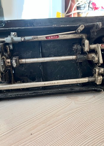 Siyah ve Sarı Antika Dikiş Makinesi - Görsel 4