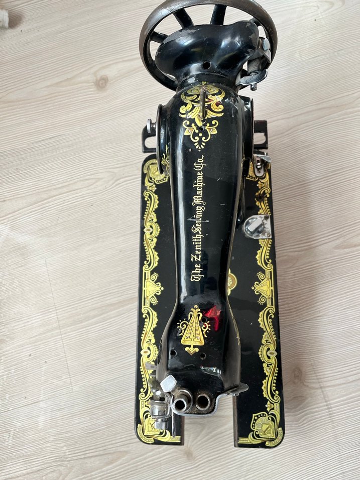 Siyah ve Sarı Antika Dikiş Makinesi - Görsel 5