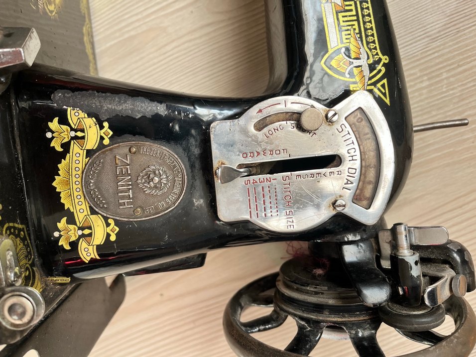 Siyah ve Sarı Antika Dikiş Makinesi - Görsel 3