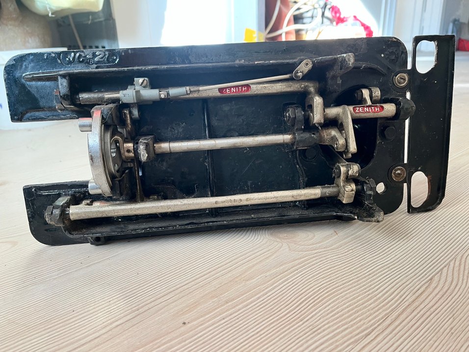 Siyah ve Sarı Antika Dikiş Makinesi - Görsel 4