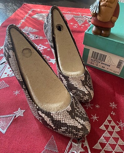39 Beden Clarks deri ayakkabı .