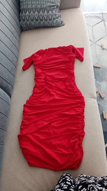 l Beden Vücudu saran Kırmızı elbise