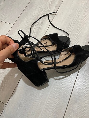 Siyah kare topuklu ayakkabı