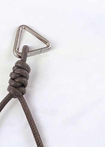 Botte*a Vene*a Gri Charm - Görsel 4