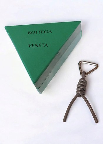 Botte*a Vene*a Gri Charm - Görsel 5