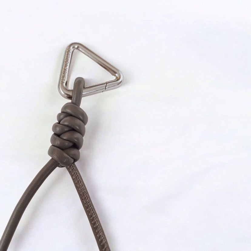 Botte*a Vene*a Gri Charm - Görsel 4