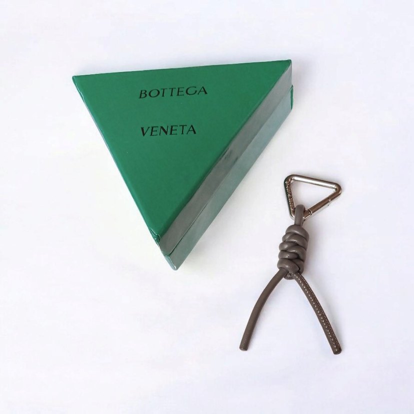 Botte*a Vene*a Gri Charm - Görsel 5