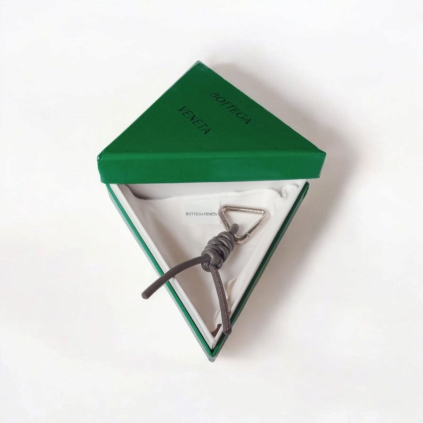 Botte*a Vene*a Gri Charm - Görsel 2