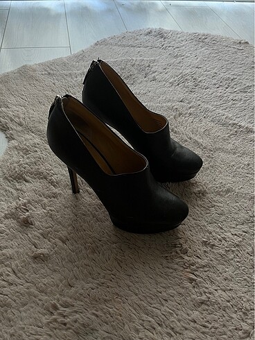 Nine West Siyah deri topuklu ayakkabı