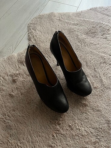 Nine West Nine West Siyah deri topuklu ayakkabı