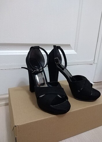 Kadın siyah topuklu ayakkabı