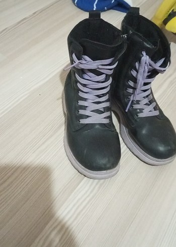 Siyah Bağcıklı Rock Tarzı Kadın Bot - Görsel 2