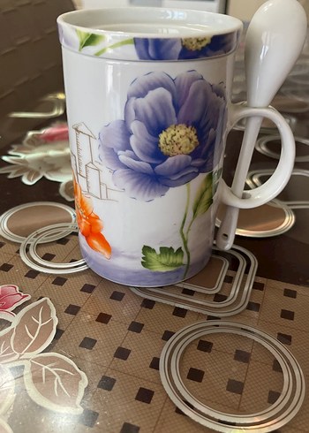 Çiçek Desenli Beyaz Seramik Kupa ve Kaşık - Görsel 3