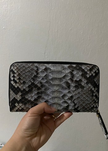 Gri Yılan Derisi Desenli Fermuarlı Kadın Cüzdanı