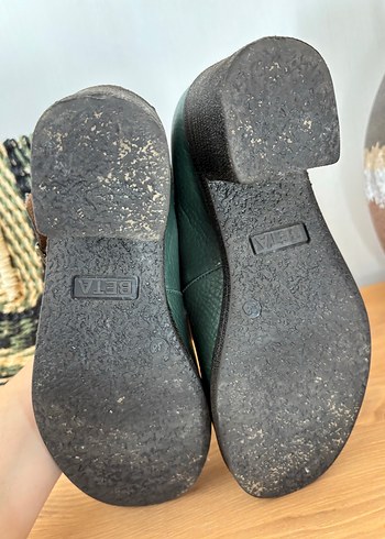 38 Beden Beta Yeşil Vintage Deri Tokalı Topuklu Ayakkabı