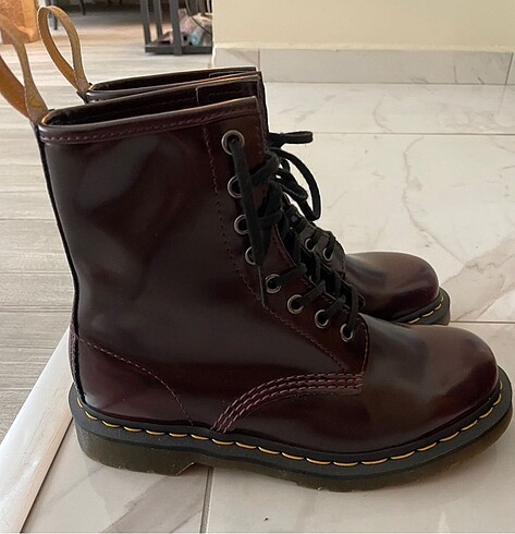38 Beden Dr. Martens parlak görünümlü VEGAB bot