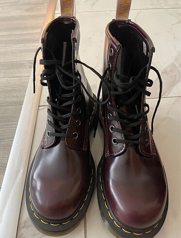 Dr. Martens Dr. Martens parlak görünümlü VEGAB bot