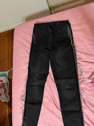 Yanları zincir detaylı kot pantolon