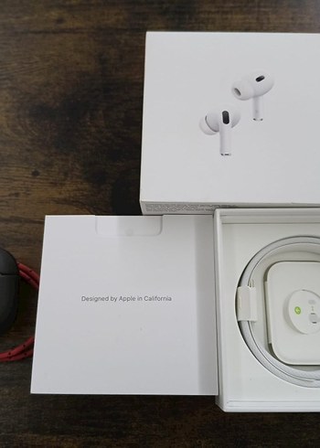 Apple AirPods Pro 2 Ve Skinarma Kılıf - Görsel 2