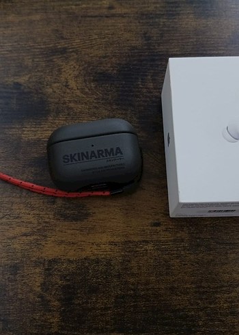 Apple AirPods Pro 2 Ve Skinarma Kılıf - Görsel 3