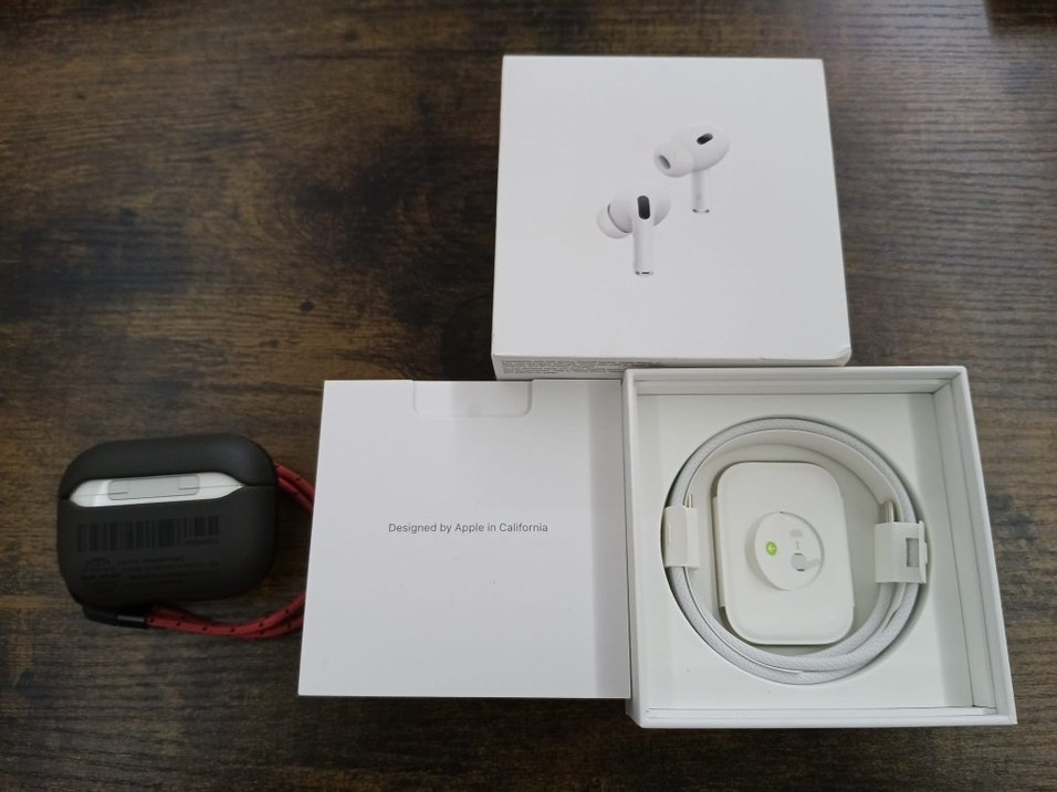 Apple AirPods Pro 2 Ve Skinarma Kılıf - Görsel 2